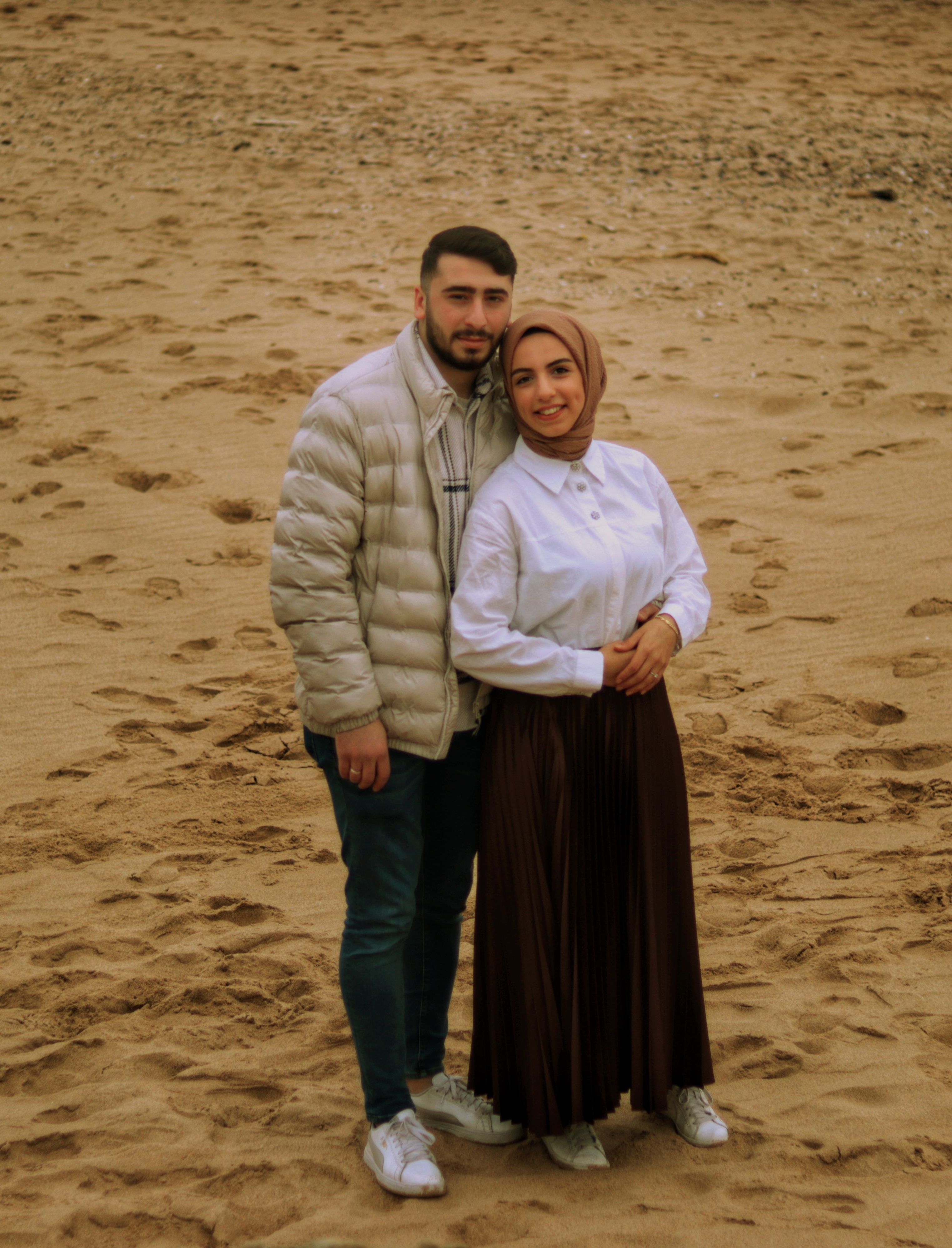 ليان ويوسف واقفين سوا على رمل الشاطئ