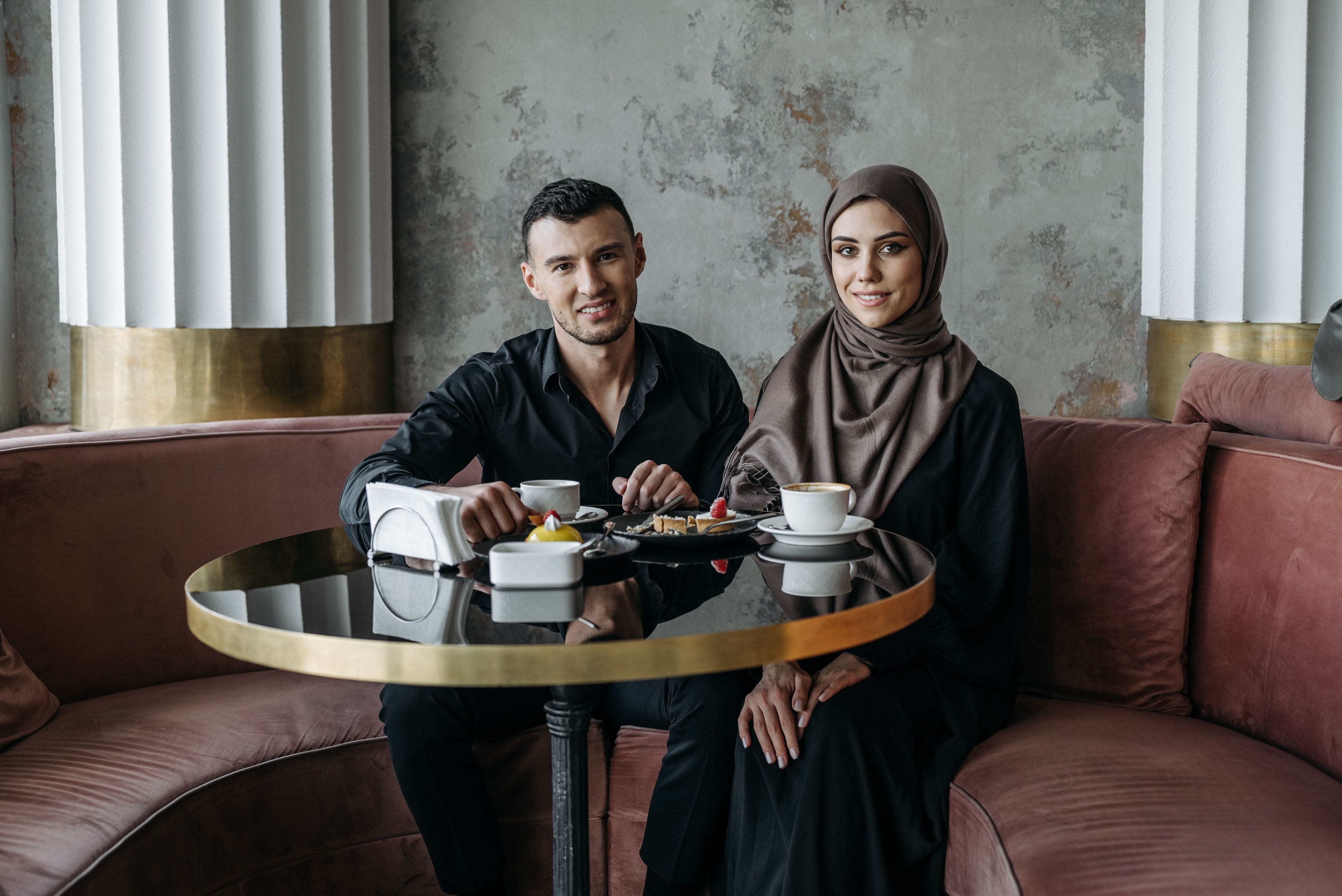 ليان ويوسف قاعدين على طاولة قهوة في كافيه